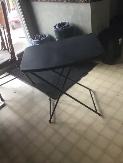 une table pliante et ajustable en plastic rigide de marque Cosco, View more