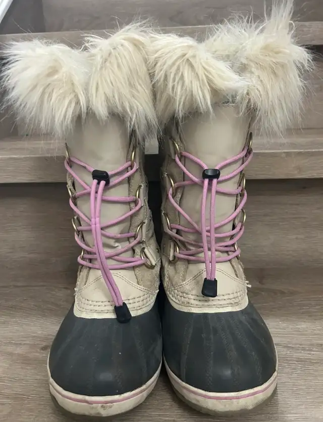 Sorel Winter Boots - youth Size 6 /woman size 7.5-8 in Women's - Shoes in Calgary - Image 4