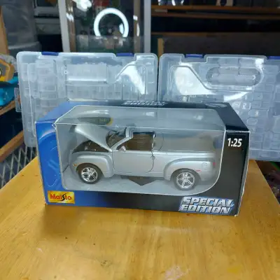 Maisto Chevrolet SSR Concept Convertible Truck - Scale 1:25, View more