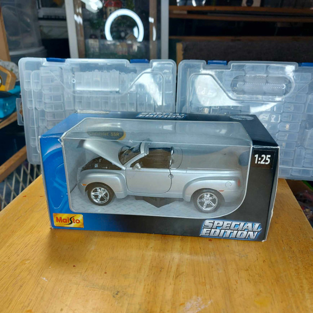 Maisto Chevrolet SSR Concept Convertible Truck - Scale 1:25 in Toys & Games in Belleville