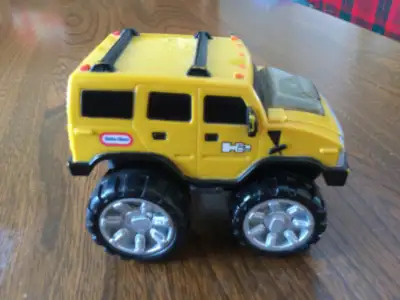 Petit véhicule Little Tikes Hummer H2 Spark Racer jaune. Jouet à pousser qui recule et avance avec u...