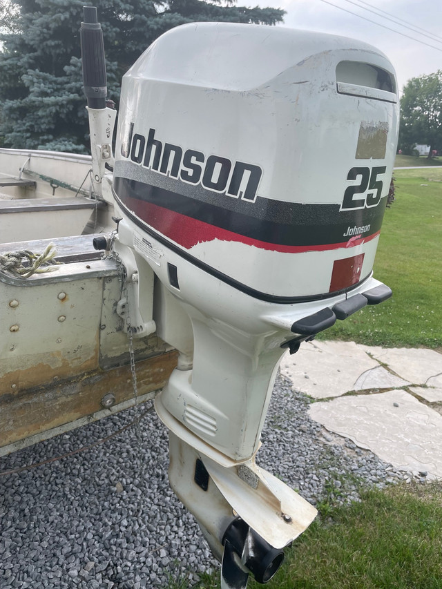 Boat motor and trailer  in Powerboats & Motorboats in Kawartha Lakes
