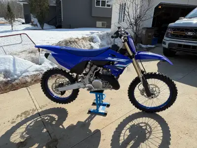 Selling my 2025 Yamaha yz 250 only 3.1 hours on the machine, comes with extra oil.