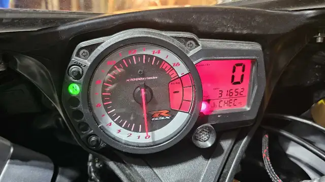 2010 Suzuki GSXR750 in Sport Bikes in Strathcona County - Image 8