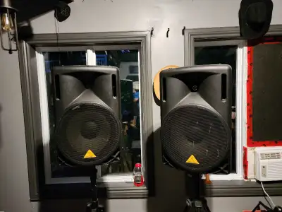 2 speaker: Eurolive, 15" B215, 550 watt 2 stand