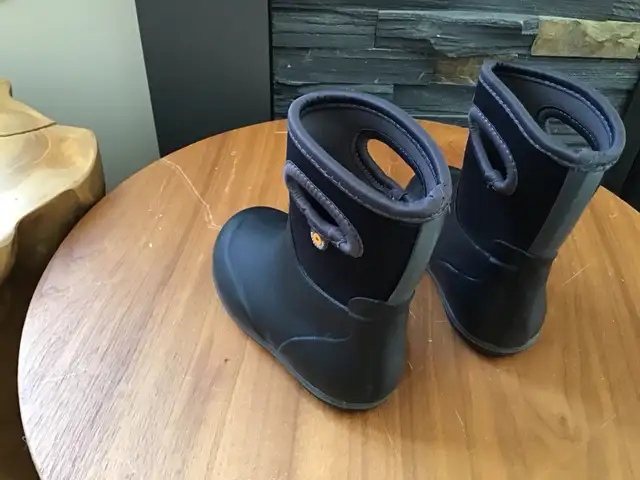 Bogs baby classic solid rain boots (size 7)  in Other in Ottawa - Image 4