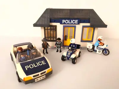 PLAYMOBIL ( poste de police ) # 5013 avec 8 figurines et +++, View more