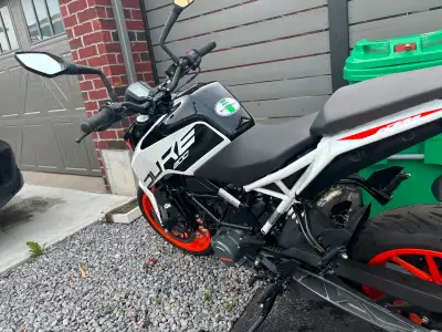 Selling my like new 2021 ktm duke . It has 1,341 km on it and has never been dropped. In great condi...