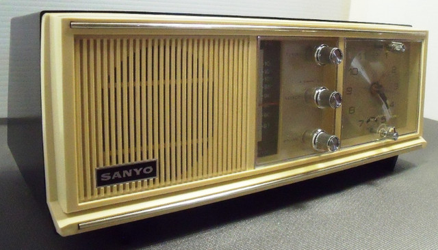 SANYO TRANSISTOR RADIO MODEL 9F-424 (1970'S) in Arts & Collectibles in Lethbridge - Image 3