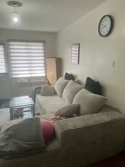 Je propose une cession de bail pour ce charmant appartement lumineux et bien entretenu. Cet espace d...