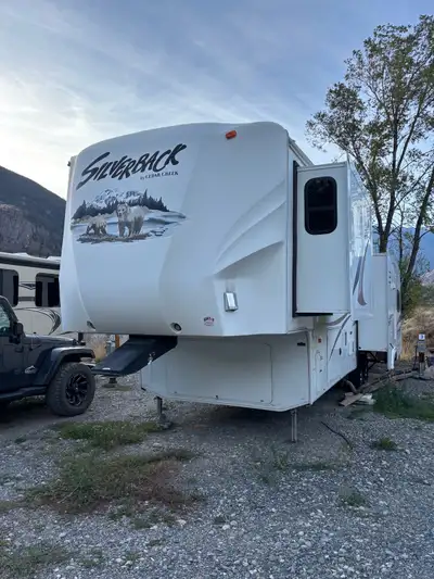 Very well-built, luxury four-seasons fifth wheel in excellent condition. No issues whatsoever, fully...