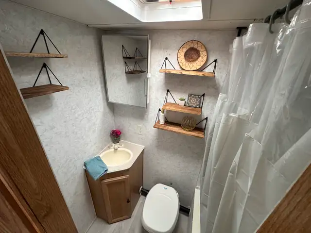 RARE find! 3 POP-OUT beds! Thor Tahoe Lite (sleeps 9)  in RVs & Motorhomes in Delta/Surrey/Langley - Image 5