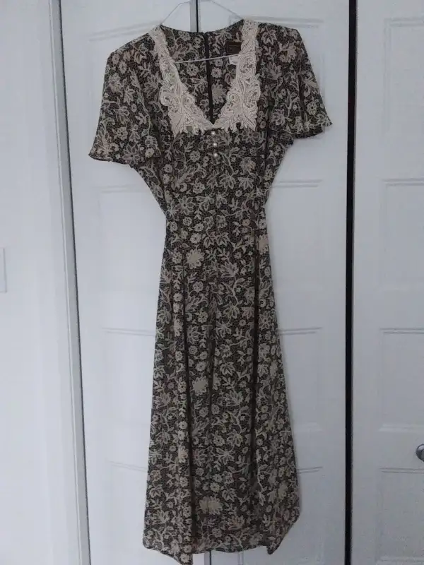 Robe fleurie avec col de dentelle in Women's - Dresses & Skirts in Drummondville - Image 2