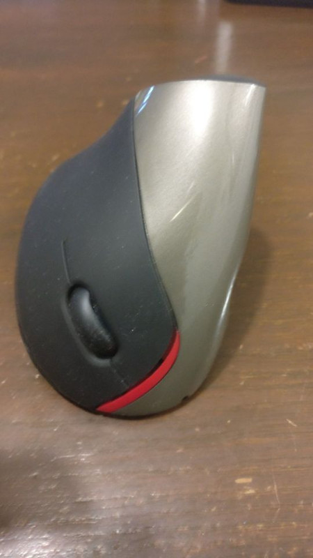 Vertical Ergonomic Wireless Optical Mouse Right Handed dans Souris, claviers et webcaméras  à Ville de Montréal