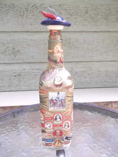 Unique, bouteille décorée d'étiquettes de cigares toutes variées, un bouchon verseur avec inscriptio...