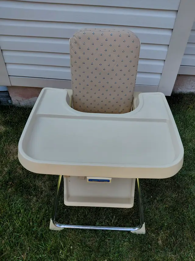 Fisher Price High Chair in Feeding & High Chairs in Oakville / Halton Region - Image 2