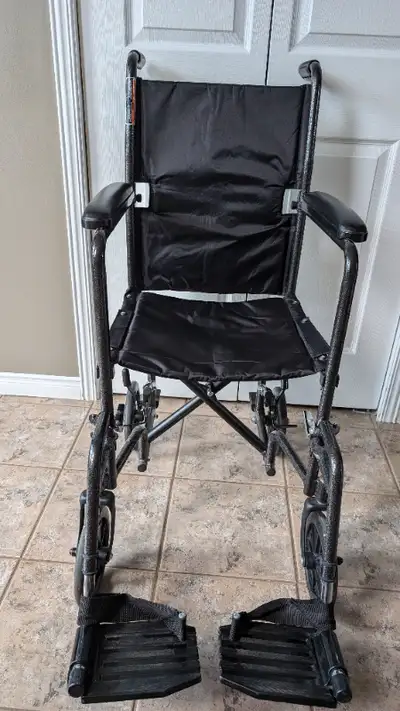 Fauteuil roulant léger (compagnon) pour faciliter les déplacements. Très bonne condition.