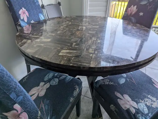 Dining Set with Round Table in Dining Tables & Sets in Oshawa / Durham Region - Image 4