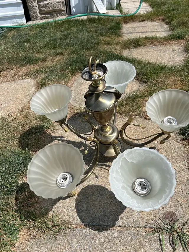 chandelier en bon etat in Indoor Lighting & Fans in Laval / North Shore - Image 2