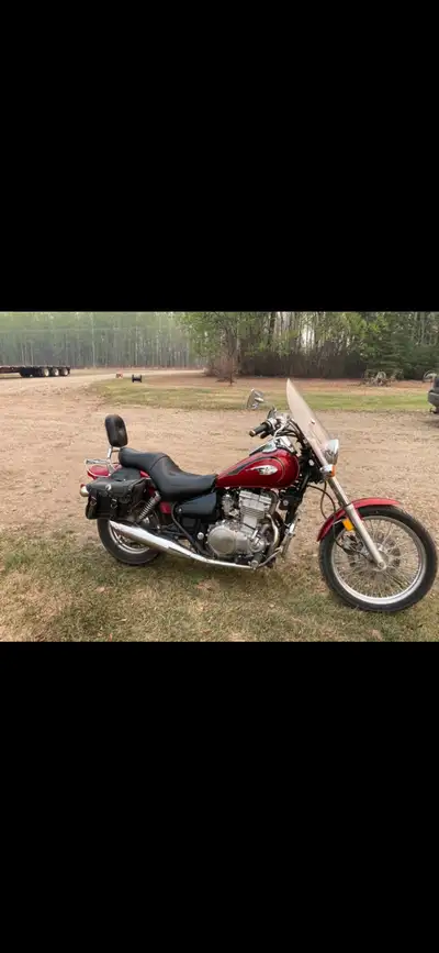 2002 Kawasaki Vulcan, 500cc. Almost 66,000 km on it. Great starter bike. Has some scrapes on it, but...