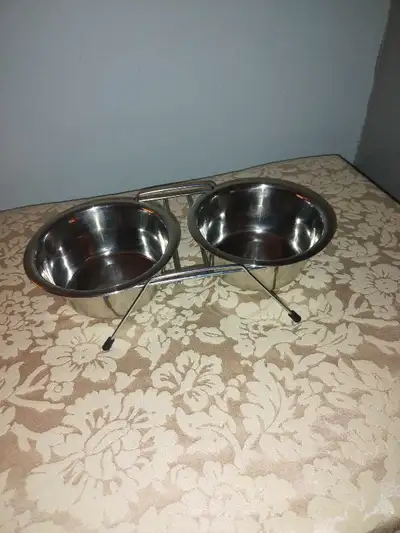 Pet Dish for food or water , good condition . Pick up only Centretown area on Slater St