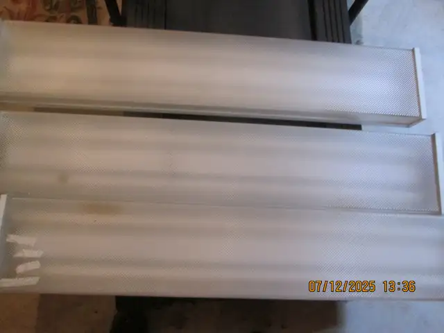 4 FL lights in great working condition in Electrical in Summerside - Image 2