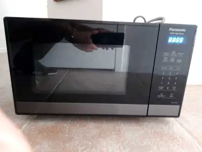 Four micro-ondes Panasonic 900 watts, très propre presque neuf.