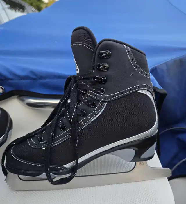Softtec figure skates, girl size 5, excellent condition in Skates & Blades in Mississauga / Peel Region - Image 6