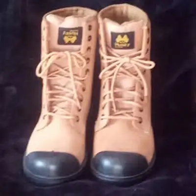 Bottes de travail neuves, View more