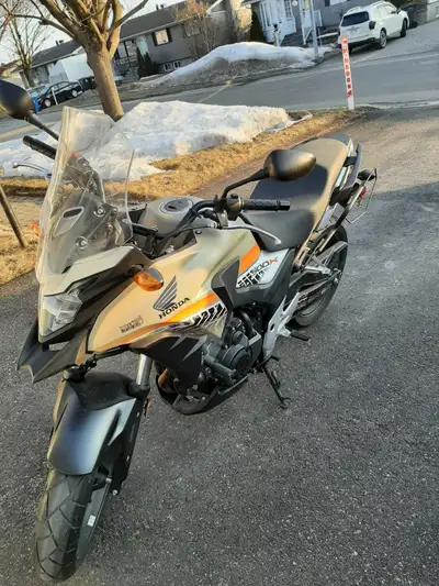 1 seul propriétaire. Acheté neuve. ±4350 KM Vient avec la housse.