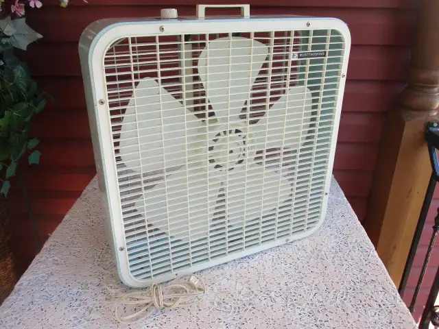 Vintage Electrohome Box Floor Fan 652-1 - with Original Box in Indoor Lighting & Fans in New Glasgow - Image 4