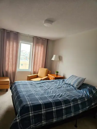 Really nice bright room to rent in a townhouse. 850$ available march 1st. The bathroom is shared wit...