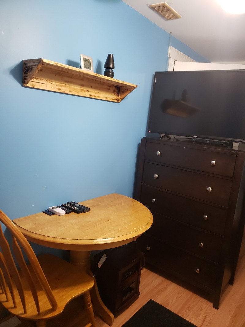 Small suite for rent . Commuter only please Room Rentals & Roommates