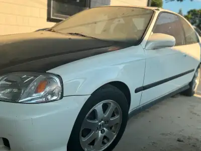 Hi sale Honda civic 2000 si car is good car no rust the car net a new battery and alternator you lik...
