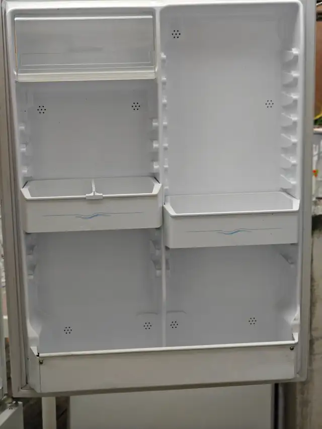 Sears -white 2-door, bottom freezer refrigerator in Refrigerators in City of Halifax - Image 5