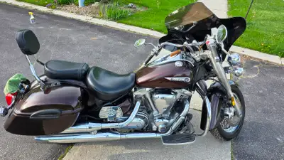 2004 Yamaha Roadstar 1600. MINT. Passenger and operator floorboards, backrest, two lockable hardshel...