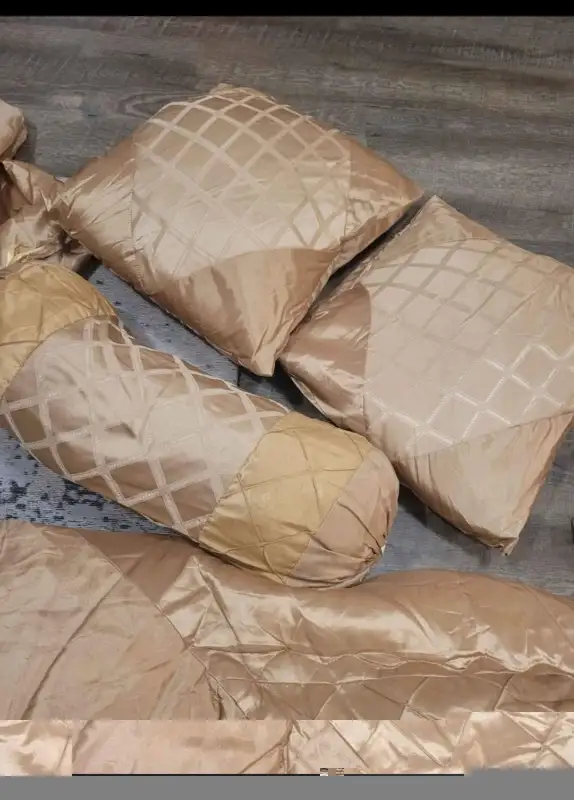 7 piece luxury comforter set - Queen in Bedding in Hamilton - Image 4