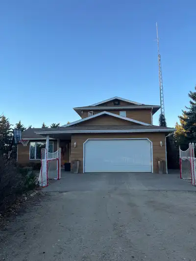 House for sale to be moved. 3 bedroom 3 bath. Can be moved with garage a short distance 60 km. Or wi...