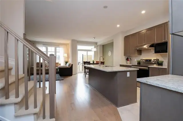 Beautiful Modern Townhome in Stittsville/Kanata in Long Term Rentals in Ottawa - Image 3