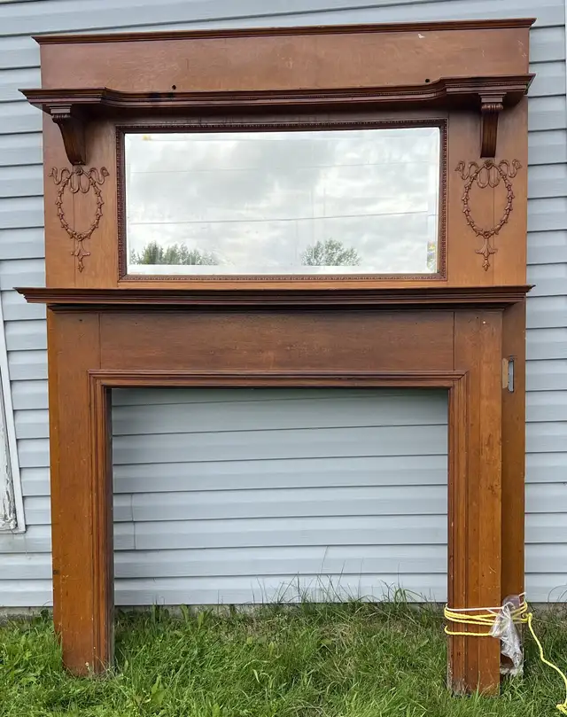 Manteau de foyer en chêne antique avec miroir biseauté in Fireplace & Firewood in Thetford Mines - Image 6