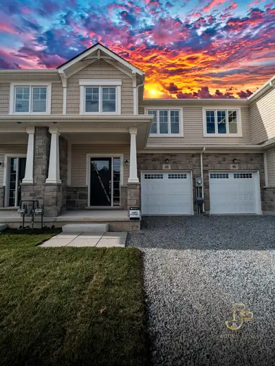 Modern 3-Bed Townhouse | Walk to Niagara College | 3-Car Park