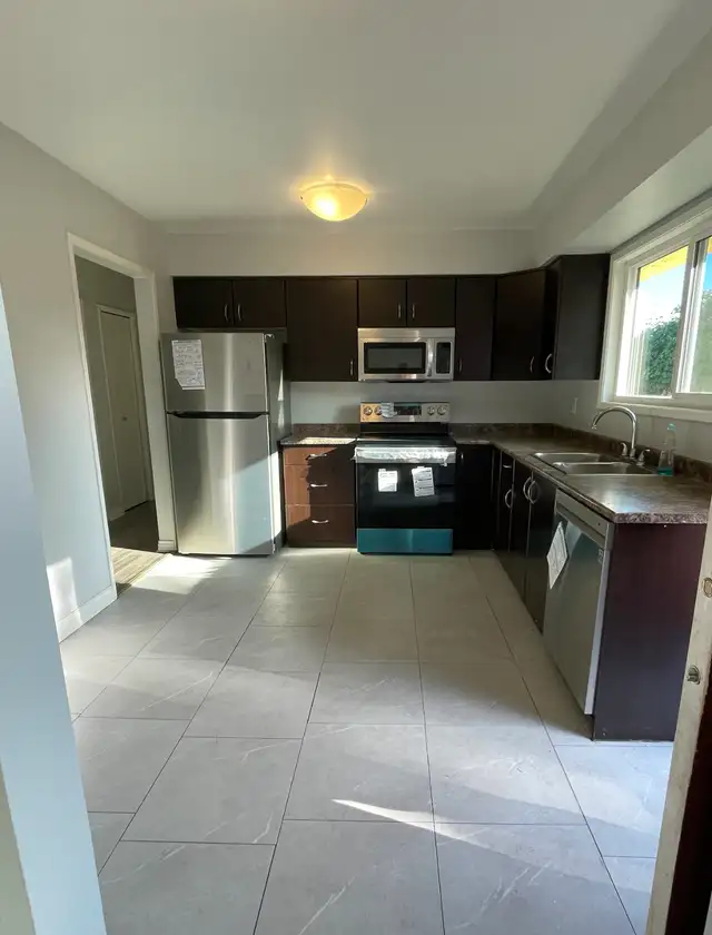 Spacious and bright 4 bed/2 full bath Pet-friendly home for rent in Long Term Rentals in Victoria - Image 2