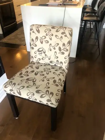 4 chaises de tres bonnes qualité pas du tout égratignées. Quelques taches. 100$ pour les 4.