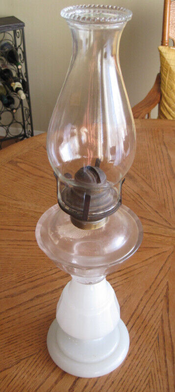 ANTIQUE OIL LAMP in Arts & Collectibles in Ottawa - Image 3