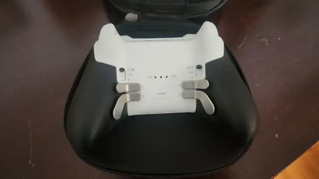 Xbox Elite Controller Series 2 + Xbox Wireless Adapter in XBOX One in City of Montréal - Image 5