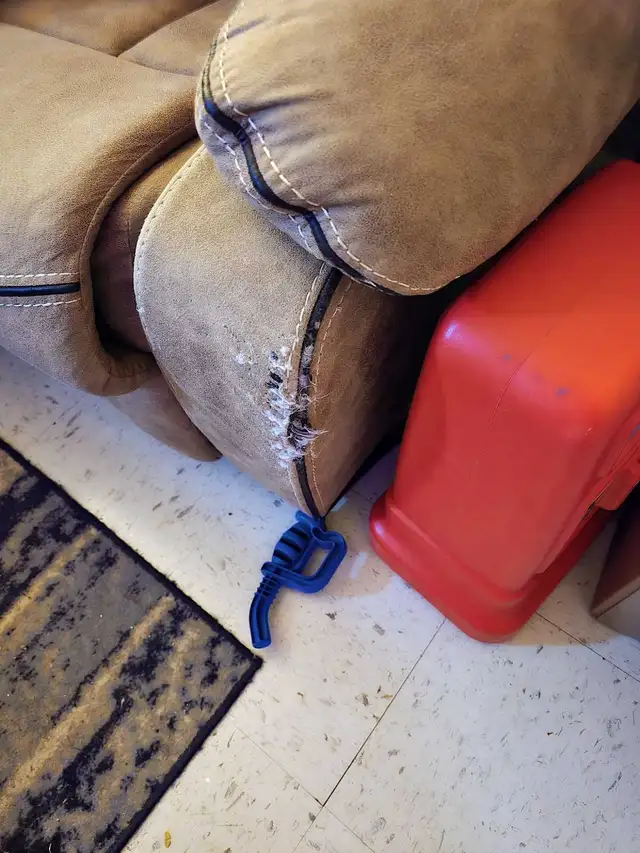 Reclining Sofa in Couches & Futons in Kingston - Image 5