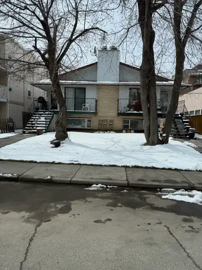Upper unit in 4 plex for rent available to move in May 1st Price dose not include utilities 3 bedroo...