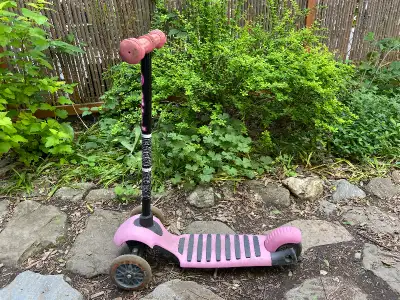 Trottinette noire et rose à trois roues marque Glider Deluxe, View more