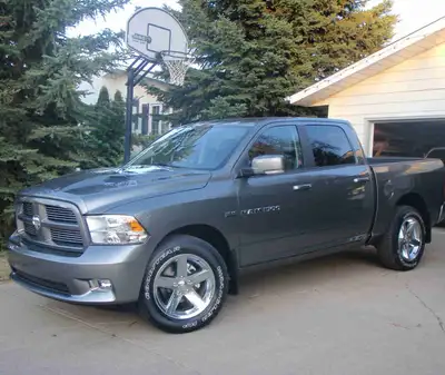 -2011 Ram 1500 Crew Cab 4x4 - 5.7 Hemi - Bucket seats - leather interior - heated and cooled seats -...