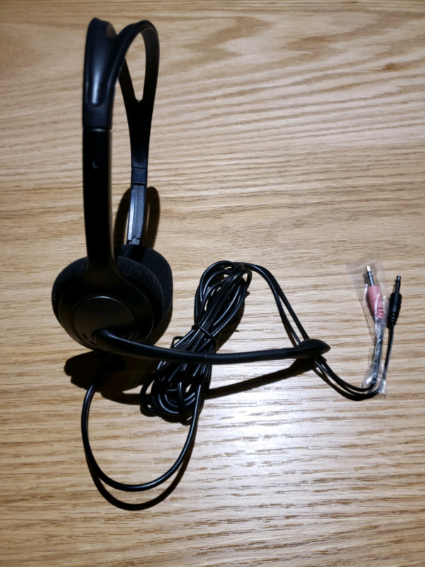 $20 = V7 Lightweight Stereo Headset with Microphone in Other in Markham / York Region - Image 2